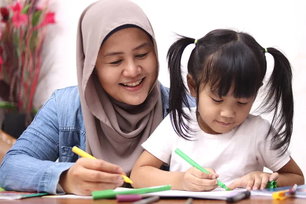 Asian Muslim Mother Drawing Her Daughter Single Mom Teaching Baby — Stock Photo, Image