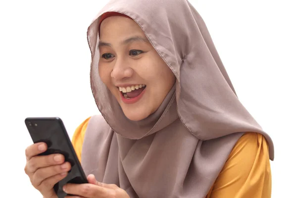 Närbild Porträtt Ung Asiatisk Muslimsk Kvinna Bär Hijab Goda Nyheter — Stockfoto