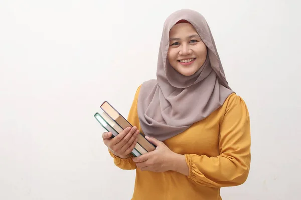 Retrato Jovem Mulher Negócios Muçulmana Vestindo Hijab Segurando Livro Sorridente — Fotografia de Stock