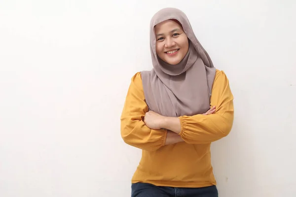 Ritratto Donna Musulmana Asiatica Che Indossa Hijab Sorridente Amichevole Con — Foto Stock