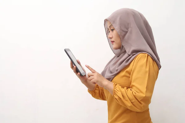 Muslimsk Forretningskvinne Med Hijab Holder Bruker Smarttelefon Eller Digital Nettbrett – stockfoto