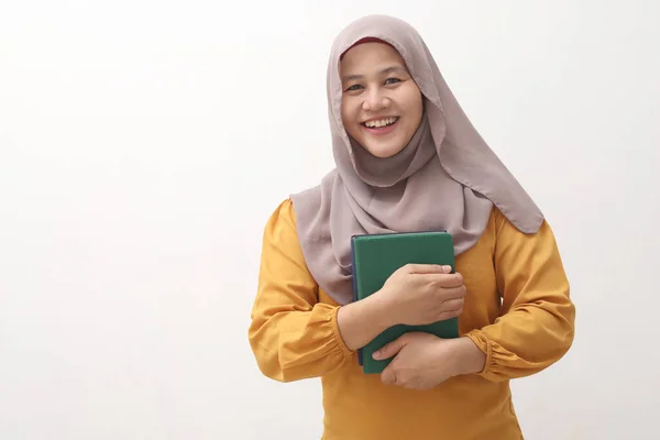 Retrato Jovem Mulher Negócios Muçulmana Vestindo Hijab Segurando Livro Sorridente — Fotografia de Stock