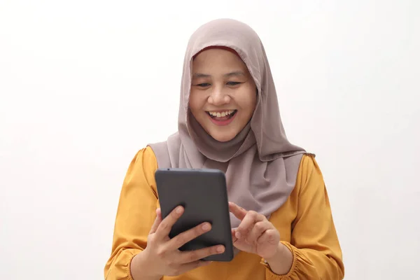 Donna Affari Musulmana Che Indossa Hijab Tiene Utilizzando Smartphone Tablet — Foto Stock