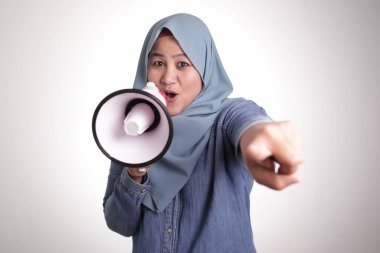 Asyalı Müslüman kadının portresi, megafonla gülümseyen ve ileri bakan, sanki seni seçiyormuş gibi, iş teklifi bize katıl konsept