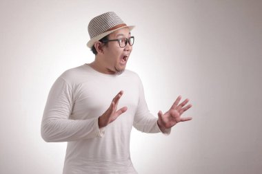 Asyalı genç bir adamın portresi kendi tarafında bir şey görünce şok oldu.