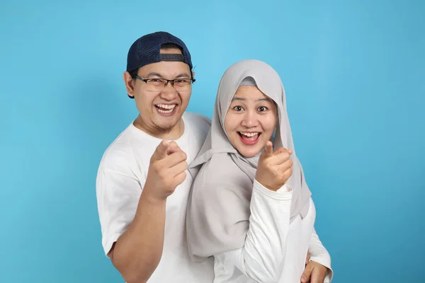 Portait Pasangan Muslim Asia Yang Bahagia Tersenyum Dan Menunjuk Kamera — Stok Foto