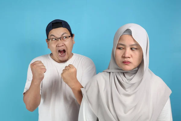 Portræt Asiatisk Muslimske Par Mand Kone Have Kamp Argumentere Hinanden - Stock-foto