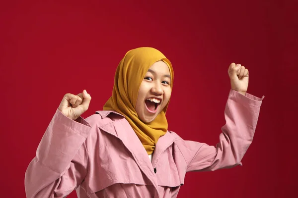 Retrato Sucesso Feliz Confiante Jovem Adolescente Asiático Muçulmano Menina Mostra — Fotografia de Stock