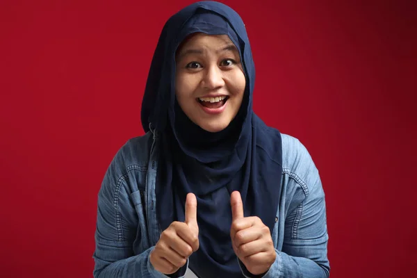 Retrato Jovem Asiático Muçulmano Senhora Vestindo Hijab Mostra Polegares Para — Fotografia de Stock