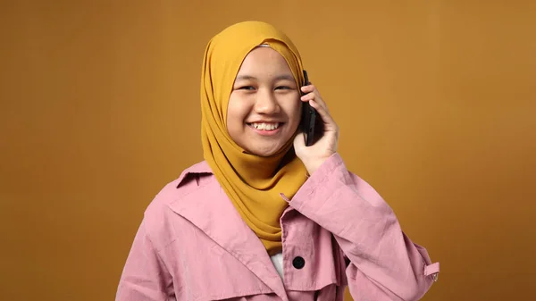 Портрет Милой Красивой Азиатской Мусульманской Девочки Подростка Хиджабе Выглядел Счастливым — стоковое фото