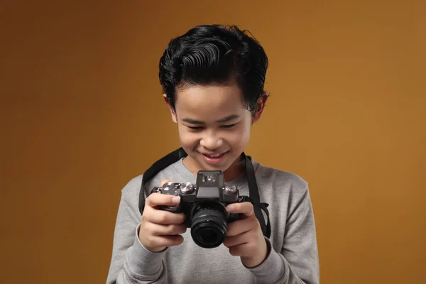 Menino Asiático Feliz Fazendo Atividade Lazer Fotografia Garoto Como Fotógrafo — Fotografia de Stock