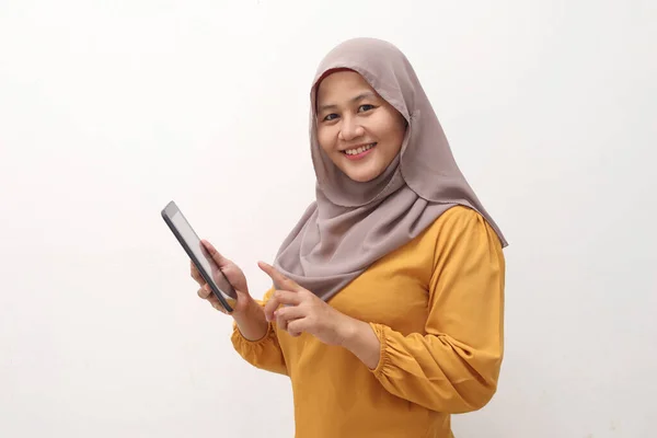 Muselman Affärskvinna Bär Hijab Innehar Och Använda Smart Telefon Eller — Stockfoto