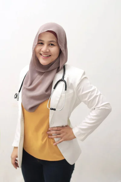 Чудовий Азіатський Муслім Жінка Лікар Хіджабі Стоїть Весело Посміхається Камери — стокове фото