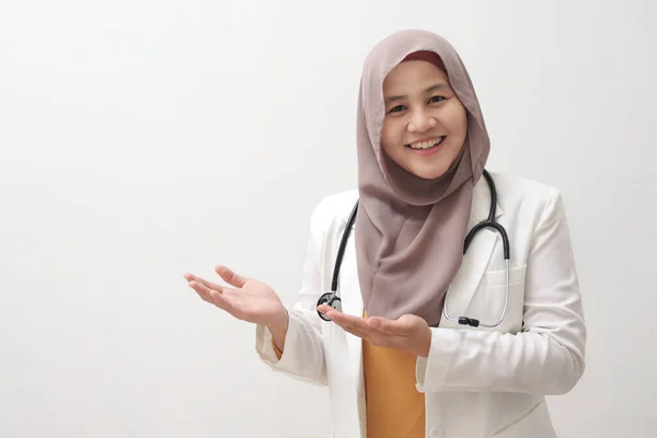 Sonriente Joven Hermosa Mujer Musulmana Asiática Médico Mostrando Presentando Algo — Foto de Stock