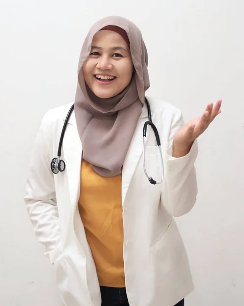 Indah Percaya Diri Dokter Wanita Asia Muslim Mengenakan Hijab Berdiri — Stok Foto