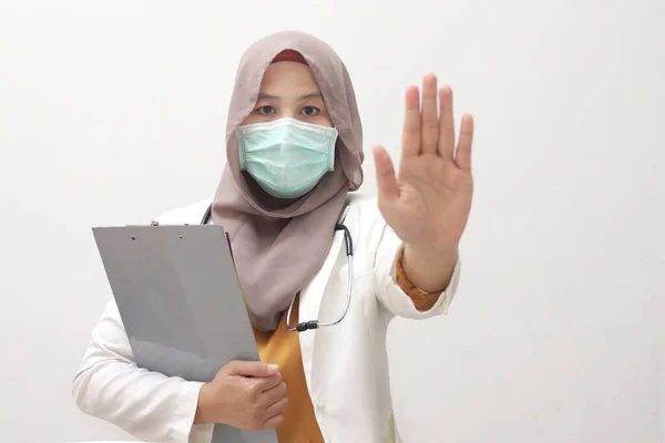 Muslimský Lékař Nosí Hidžáb Oblek Stojící Ochrannou Maskou Obličeje Ukazuje — Stock fotografie
