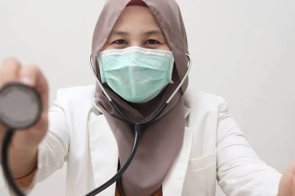 Όμορφη Ασιατική Μουσουλμάνος Γυναίκα Ιατρός Φορώντας Μαντίλα Και Προστατευτική Μάσκα — Φωτογραφία Αρχείου