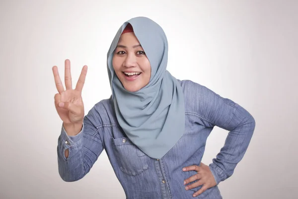 Portret Muzułmanki Ubranej Hidżab Patrzącej Kamerę Uśmiechniętej Pokazującej Gest Znaku — Zdjęcie stockowe