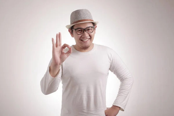 Молода Азіатська Людина Показує Добре Знак Закрити Портрет Тіла Проти — стокове фото