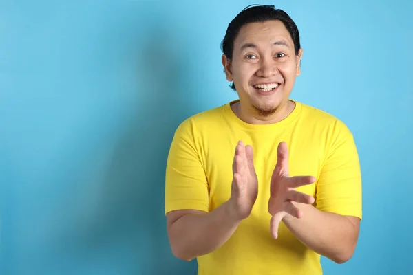 Joven Hombre Asiático Con Camisa Blanca Feliz Orgulloso Aplaudiendo Gesture — Foto de Stock