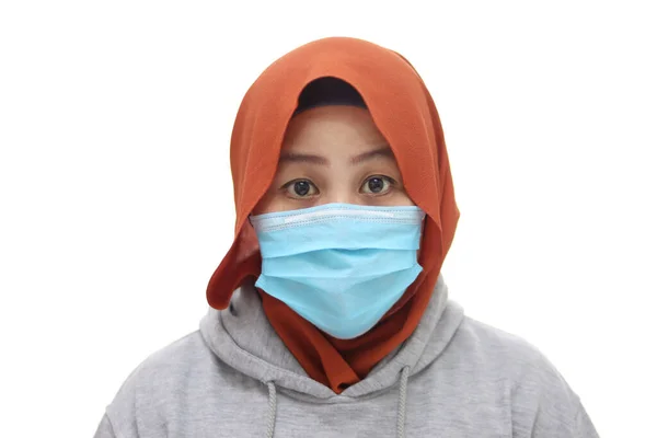 Asiatische Muslimin Mit Hijab Und Gesichtsmaske Isoliert Auf Weißem Hintergrund — Stockfoto