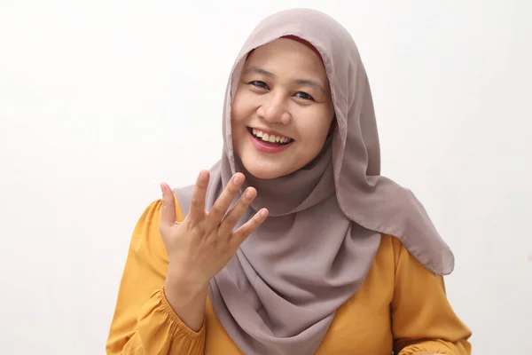 カメラに手を振るヒジャーブを身に着けている幸せな陽気な美しいアジアのイスラム教徒の女性 自画自賛やビデオ通話ジェスチャーを行います 白に隔離 — ストック写真