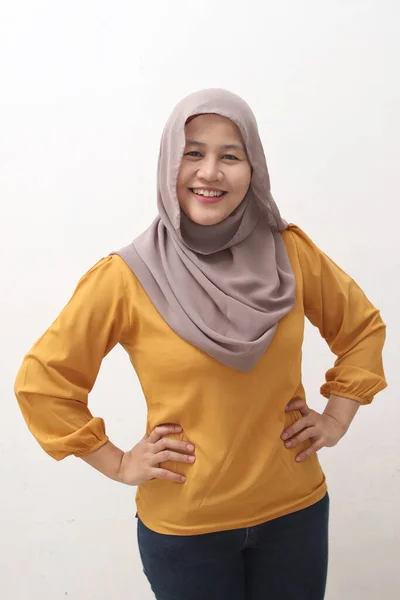 Bem Sucedido Feliz Asiático Muçulmano Mulher Vestindo Hijab Sorrindo Amigável — Fotografia de Stock