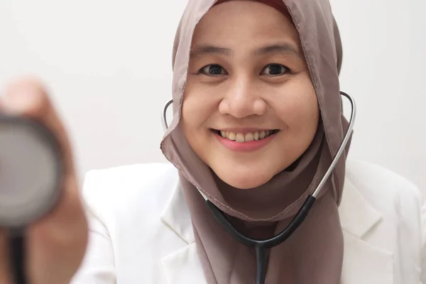 Schöne Asiatische Muslimin Ärztin Trägt Hijab Untersuchung Mit Stethoskop Machen — Stockfoto