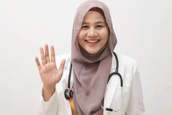 Krásná Mladá Asijská Muslimka Lékař Žena Pomocí Stetoskop Přes Bílé — Stock fotografie
