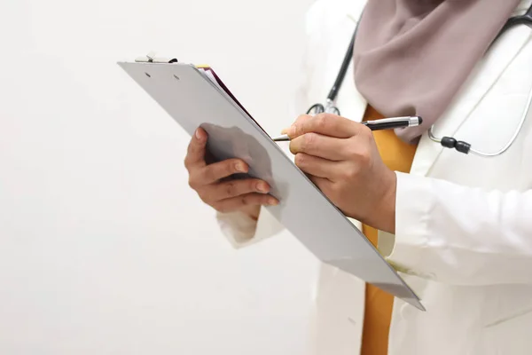 Anonymní Asijský Muslim Žena Lékař Nosí Hidžáb Stetoskopem Bílém Plášti — Stock fotografie