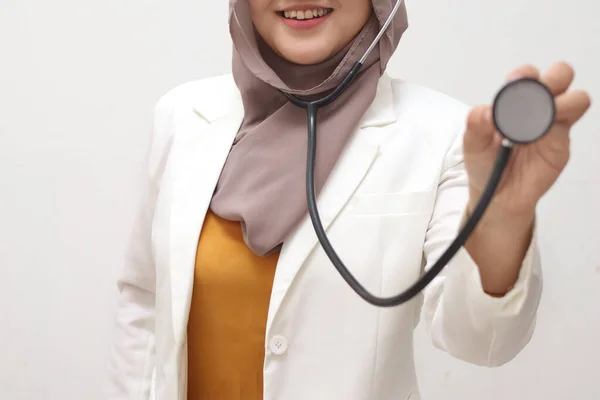 Gyönyörű Ázsiai Muszlim Női Orvos Hidzsábot Visel Sztetoszkóppal Akar Vizsgázni — Stock Fotó