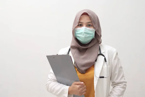 Médico Musulmán Con Hiyab Traje Pie Con Mascarilla Protectora Listo — Foto de Stock