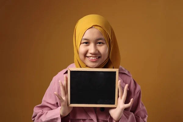 Porträt Eines Smarten Jungen Süßen Asiatischen Muslimischen Mädchens Mit Hijab — Stockfoto