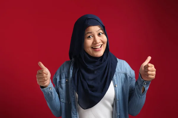 Porträtt Ung Asiatisk Muslimsk Dam Bär Hijab Visar Tummen Upp — Stockfoto