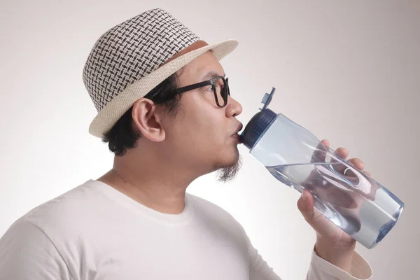Retrato Buena Apariencia Saludable Bebida Masculina Asiática Mostrando Agua Mineral — Foto de Stock