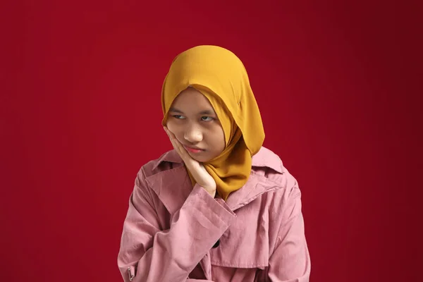 Ung Muslimsk Tonåring Flicka Bär Hijab Har Dåligt Humör Upprörd — Stockfoto