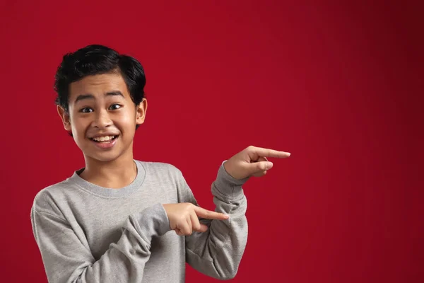 Счастливый Азиатский Мальчик Удивлен Улыбкой Камеру Представляя Указывая Своей Стороне — стоковое фото
