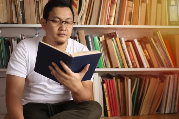 Asiatique Homme Lecture Livre Bibliothèque Concept Éducatif Expression Heureuse Souriante — Photo