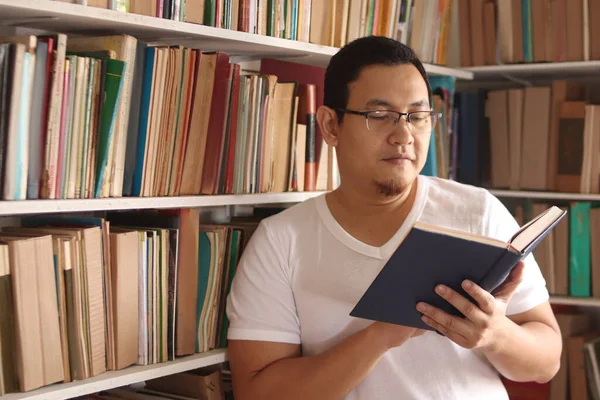 Hombre Asiático Leyendo Libro Biblioteca Concepto Educativo Feliz Expresión Sonriente — Foto de Stock