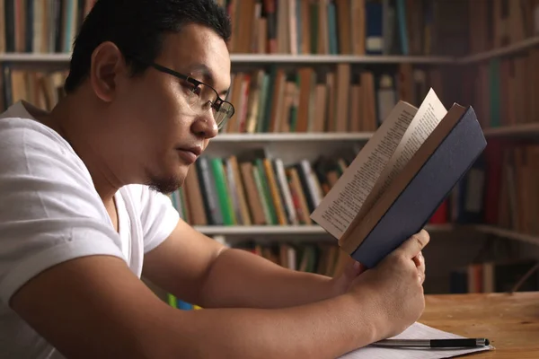 Hombre Asiático Leyendo Libro Biblioteca Concepto Educativo Feliz Expresión Sonriente — Foto de Stock