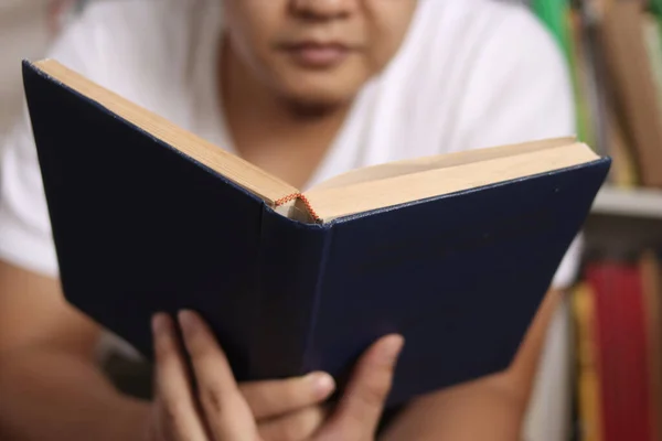 Asiatischer Mann Liest Buch Bibliothek Pädagogisches Konzept Glücklich Lächelnder Ausdruck — Stockfoto