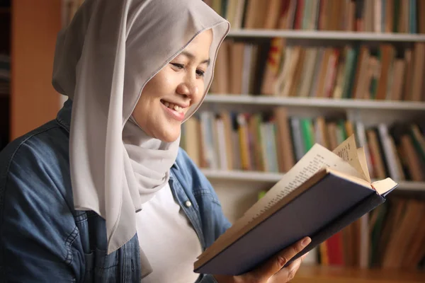 Asiatische Muslimische Frau Trägt Hijab Lesebuch Der Bibliothek Pädagogisches Konzept — Stockfoto