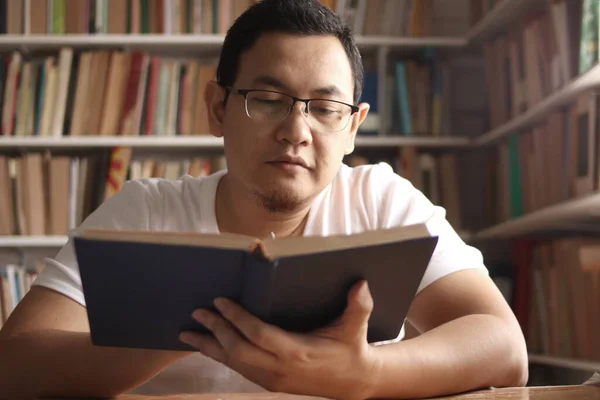 Hombre Asiático Leyendo Libro Biblioteca Concepto Educativo Feliz Expresión Sonriente — Foto de Stock