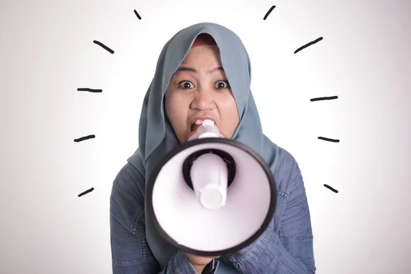 若いアジアのイスラム教徒の実業家を身に着けているヒジャーブ叫びとともに怒っている表現でメガホン — ストック写真