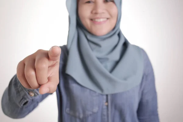 Portrait Dame Musulmane Asiatique Portant Hijab Pointant Vers Caméra Comme — Photo