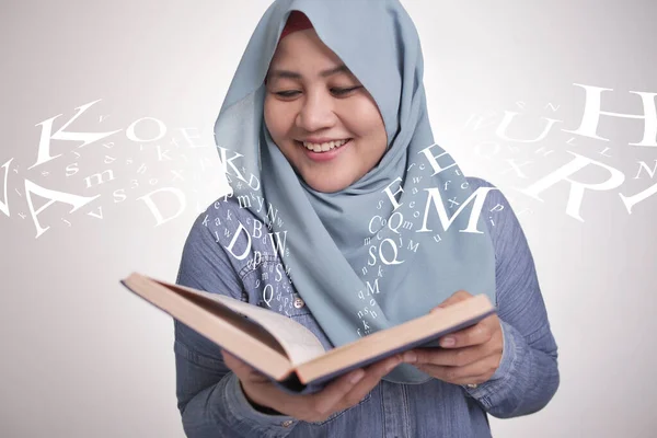 ヒジャーブを身に着けている若いイスラム教徒のビジネス女性の肖像読書や笑顔 教育やレジャー活動の概念 本から飛んでくる手紙 — ストック写真