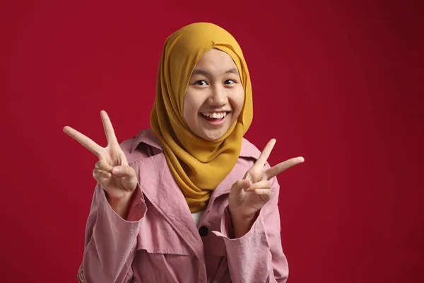 幸せな美しいです若いですアジアのイスラム教徒の十代の女の子を身に着けていますHihab笑顔とポーズのカメラ 幸せなレジャーカジュアルな日常活動 — ストック写真