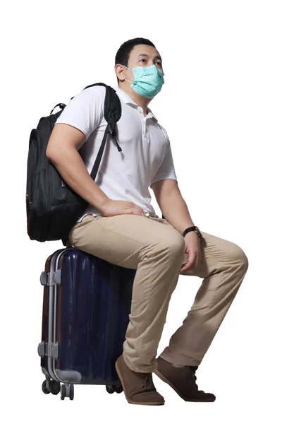 Homme Asiatique Voyageur Avec Masque Facial Assis Sur Valise Bagages — Photo