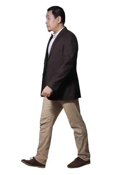 歩行中の茶色のスーツを着てアジアのビジネスマンの完全な長さの肖像画 サイドビュープロフィール白に孤立 — ストック写真