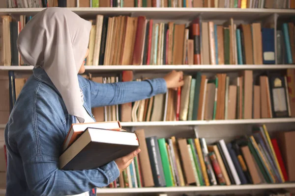 Asiatische Muslimische Frau Trägt Hijab Buch Bücherregal Bildungskonzept Leseunterricht Der — Stockfoto